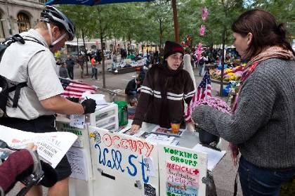 2011-10-06_i_ameriki_aganaktise_kai_katevike_sto_dromo