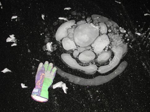 2013-11-27 01 Φυσαλίδες μεθανίου σε λίμνη της Σιβηρίας