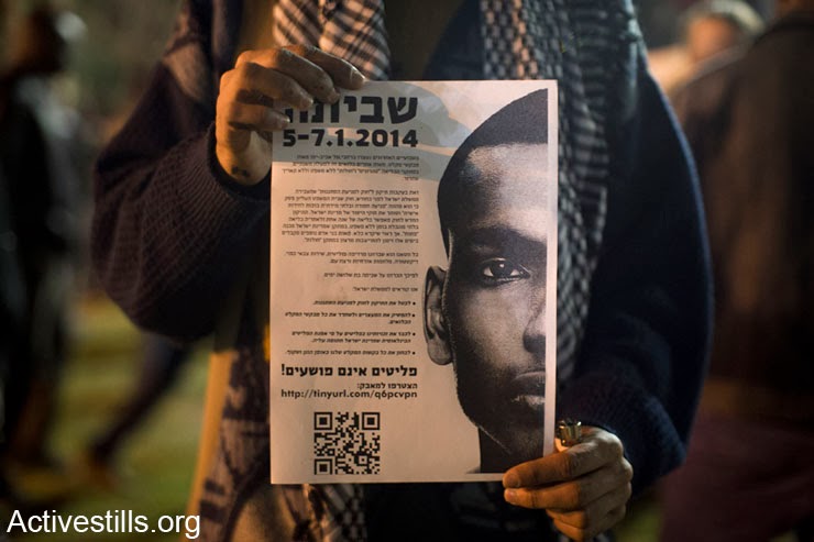 Διαδηλωτής κρατά την προκήρυξη της απεργίας