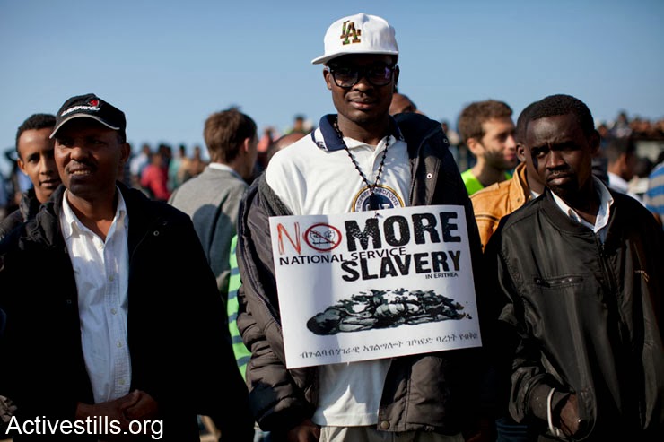 Με πλακάτ έξω από την αμερικανική πρεσβεία
