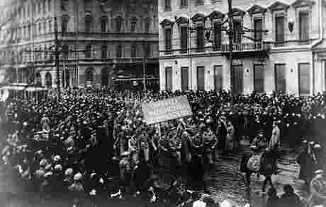 2017 10 25 15 Fraternization between soldiers and workers