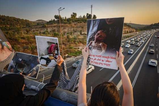 - Ισραηλινοί διαμαρτύρονται ενάντια στον πόλεμο και την ανθρωπιστική κρίση στη Γάζα, σε μια γέφυρα αυτοκινητόδρομου κοντά στην Ιερουσαλήμ, στις 15 Αυγούστου 2025. (Jamal Awad/Flash90) -