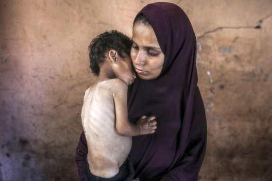 - Παλαιστίνιοι στέκονται πάνω και δίπλα σε ένα ισραηλινό άρμα μάχης μέσα στο συνοριακό φράχτη με το Ισραήλ στην πόλη Khan Younis, νότια της Λωρίδας της Γάζας, 7 Οκτωβρίου 2023. (Yousef Mohammed/Flash90) -